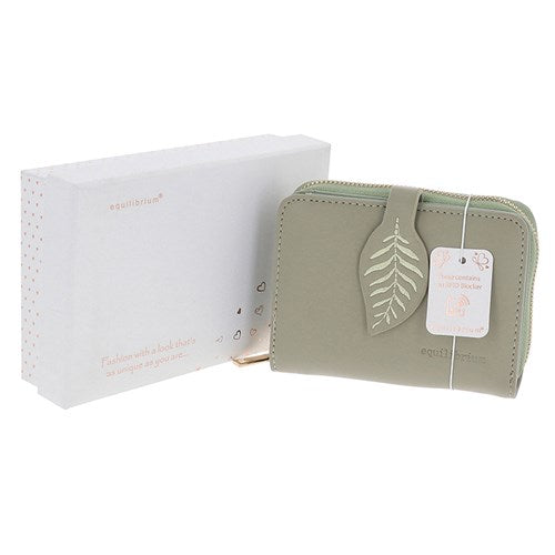 Small Embroidered Leaf Purse – Nature-Inspired Elegance