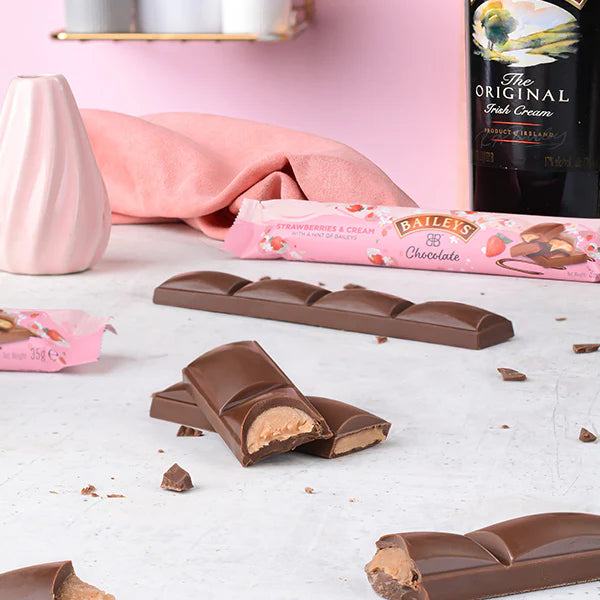 Baileys Milk Chocolate Strawberries & Cream Bar 35g