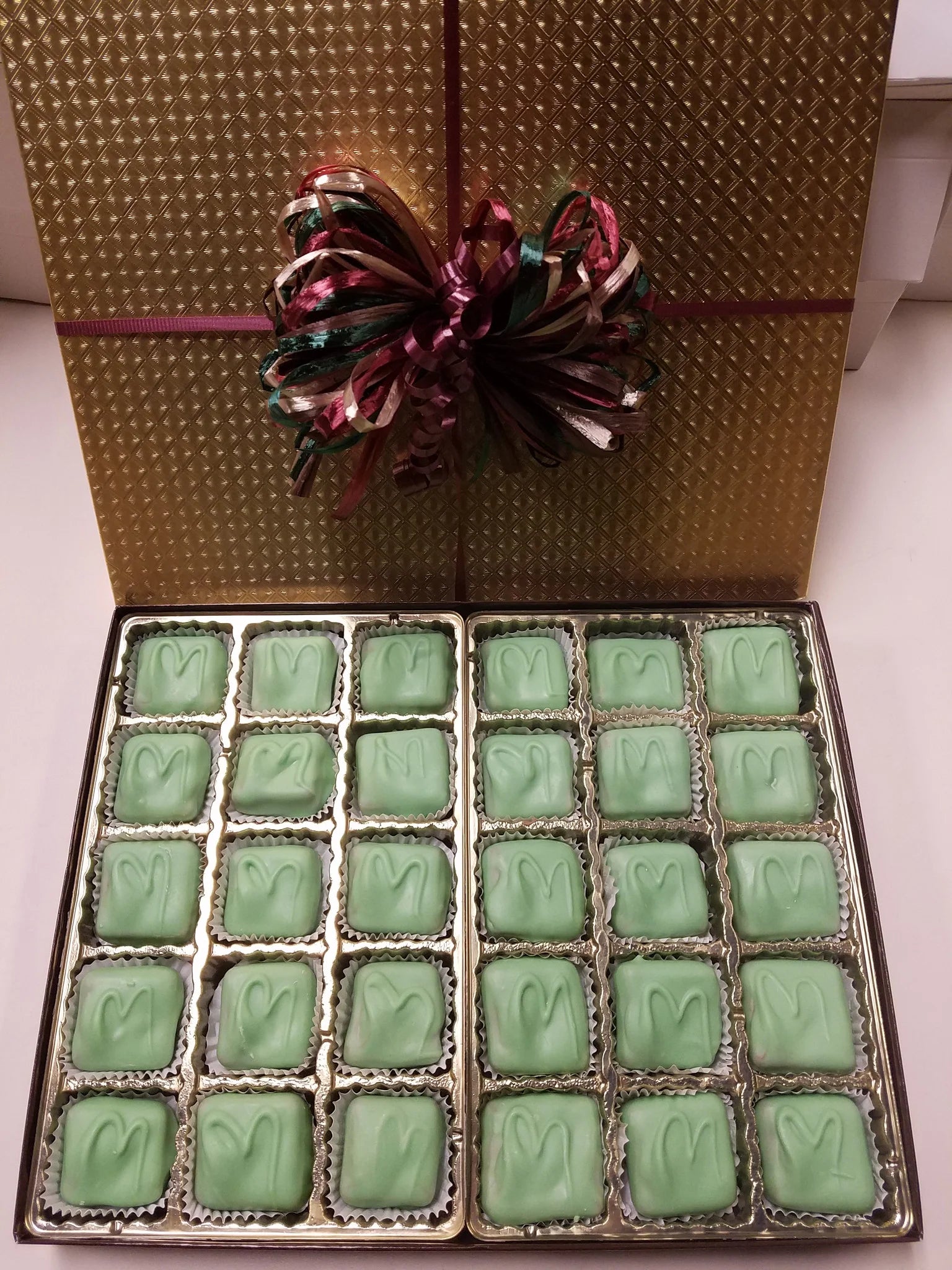 Mint Assortment: Dark & Milk Peppermint Chocs Gift Box(165 g)